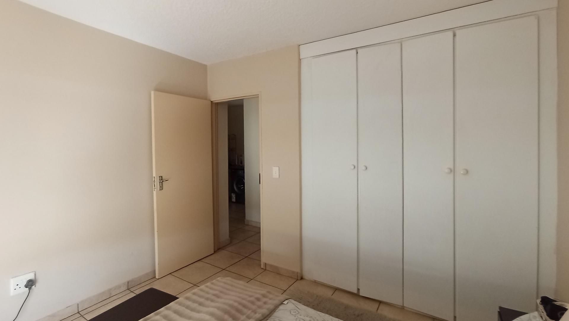Bed Room 1 - 14 square meters of property in Kosmosdal