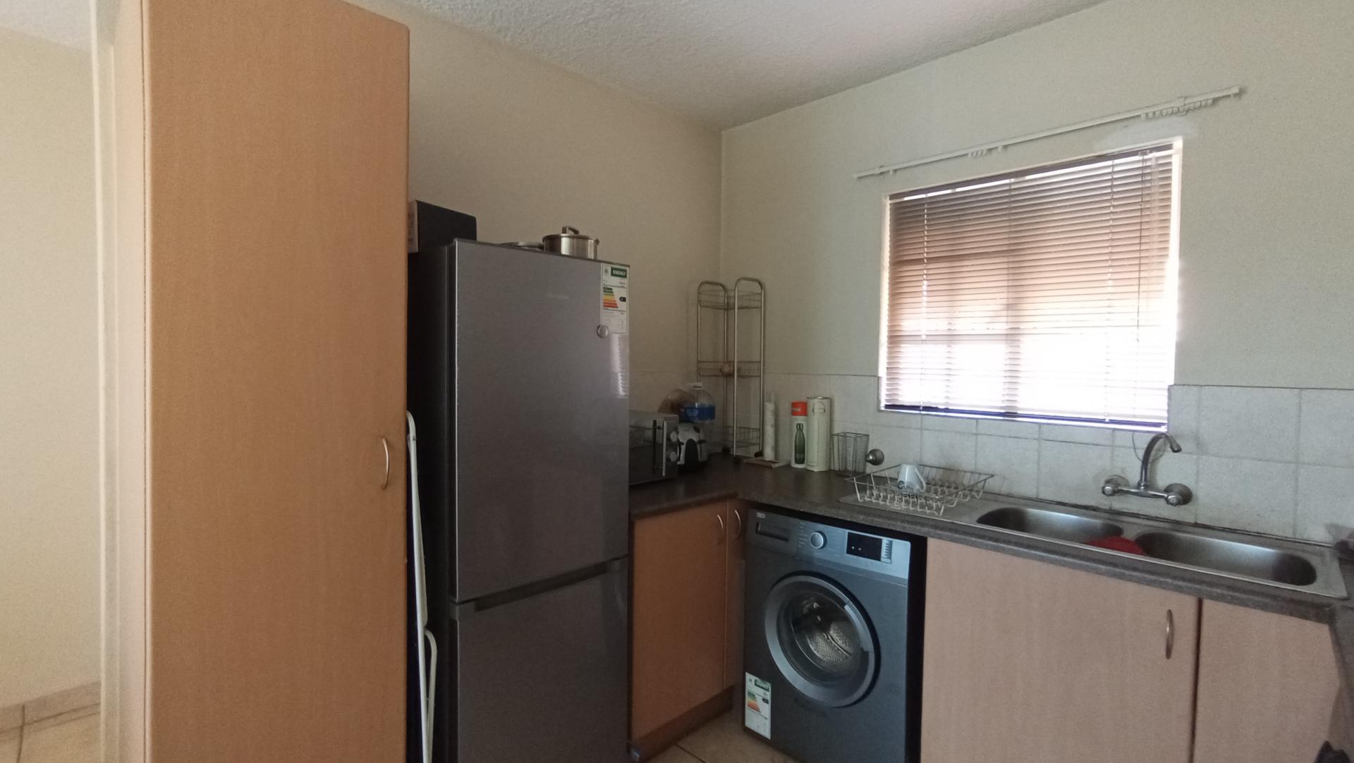 Kitchen - 6 square meters of property in Kosmosdal