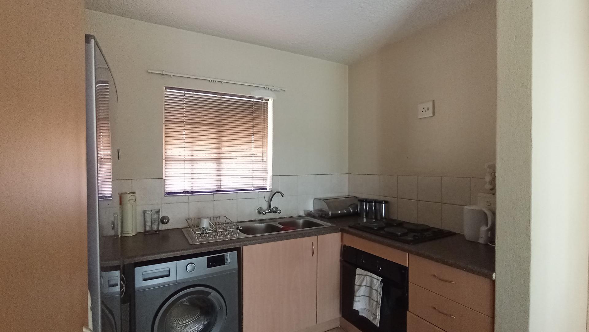 Kitchen - 6 square meters of property in Kosmosdal