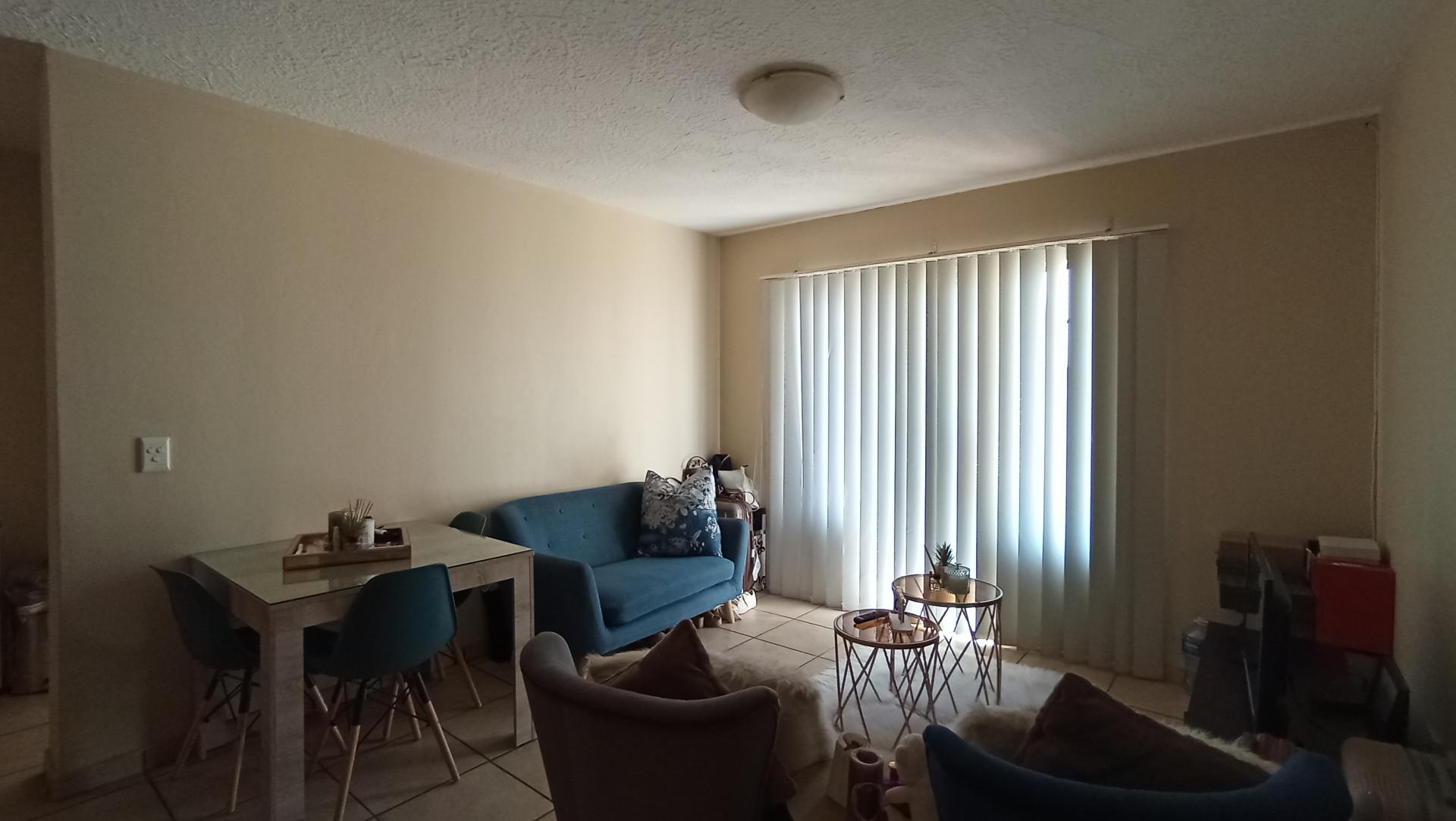 Lounges - 16 square meters of property in Kosmosdal