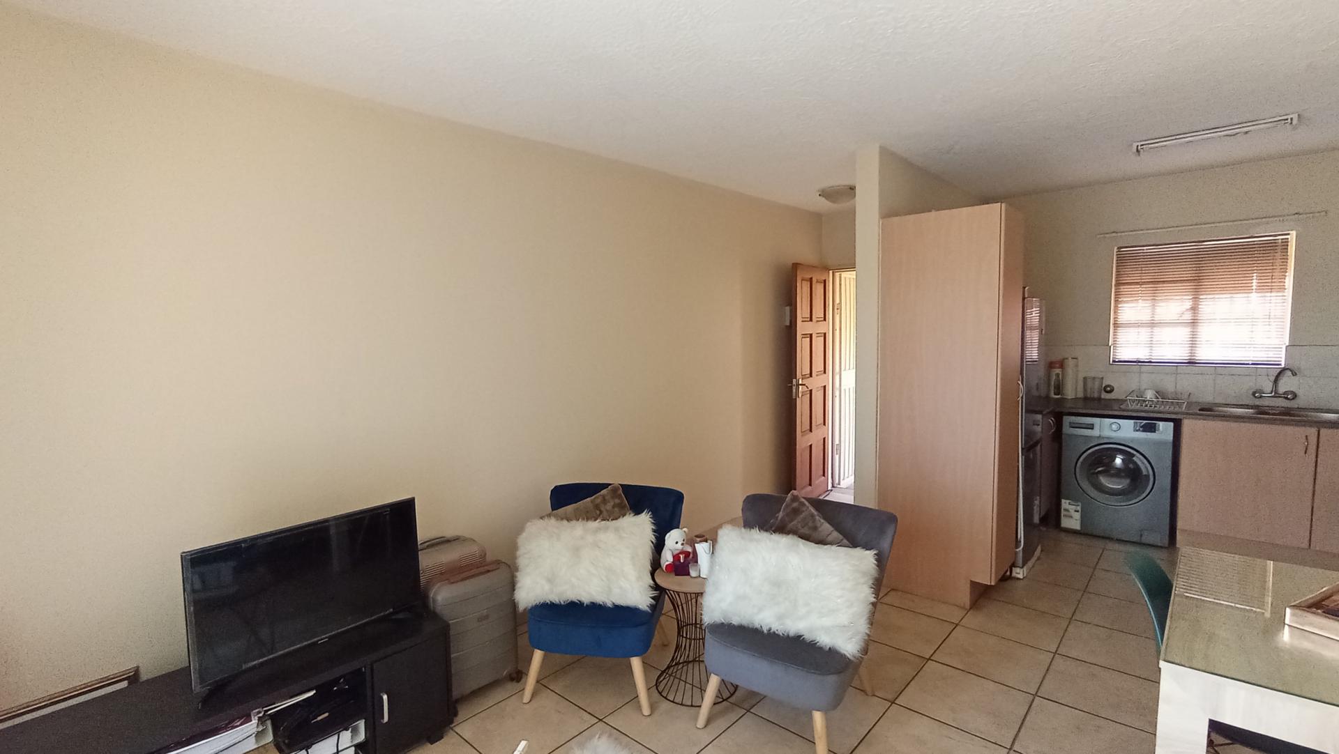 Lounges - 16 square meters of property in Kosmosdal