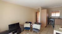 Lounges - 16 square meters of property in Kosmosdal