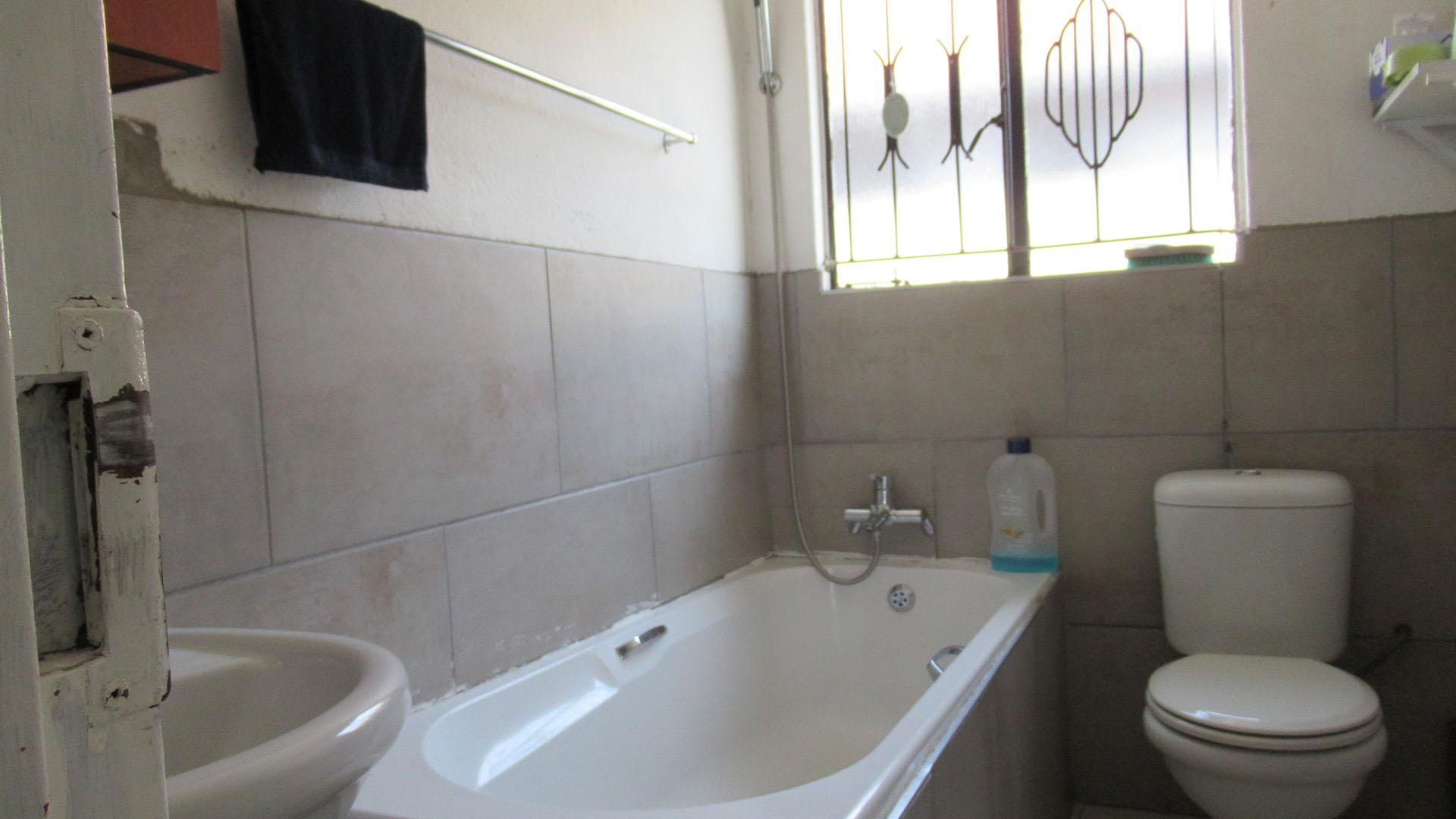 Bathroom 1 - 4 square meters of property in Roodekop