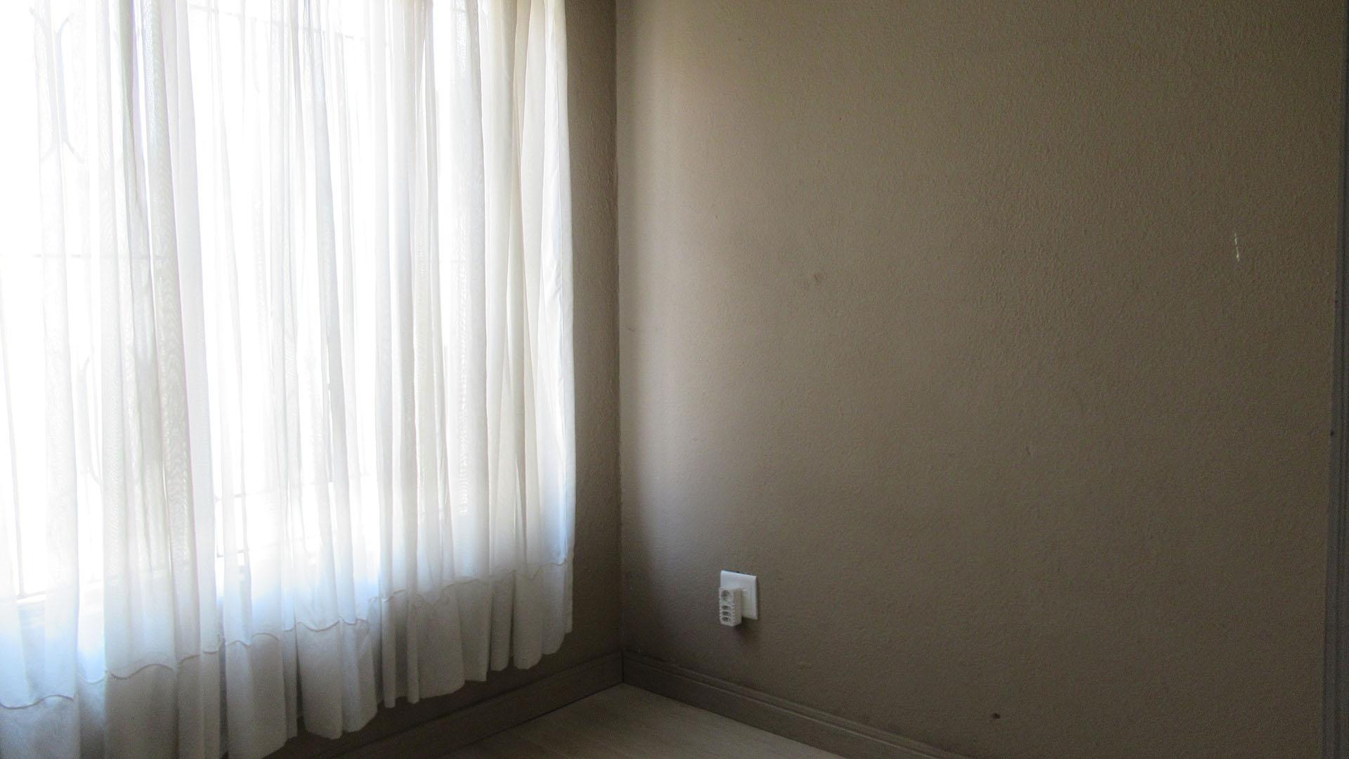 Bed Room 1 - 10 square meters of property in Roodekop