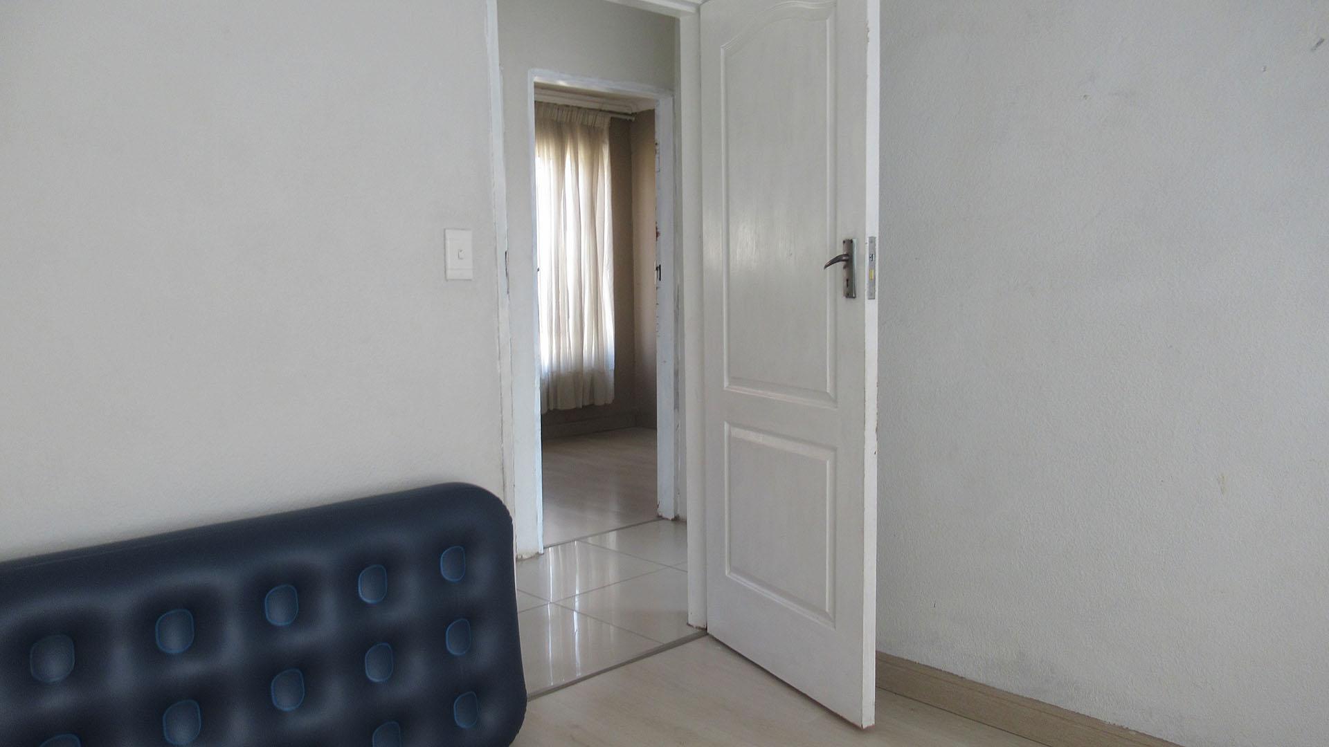 Bed Room 3 - 7 square meters of property in Roodekop