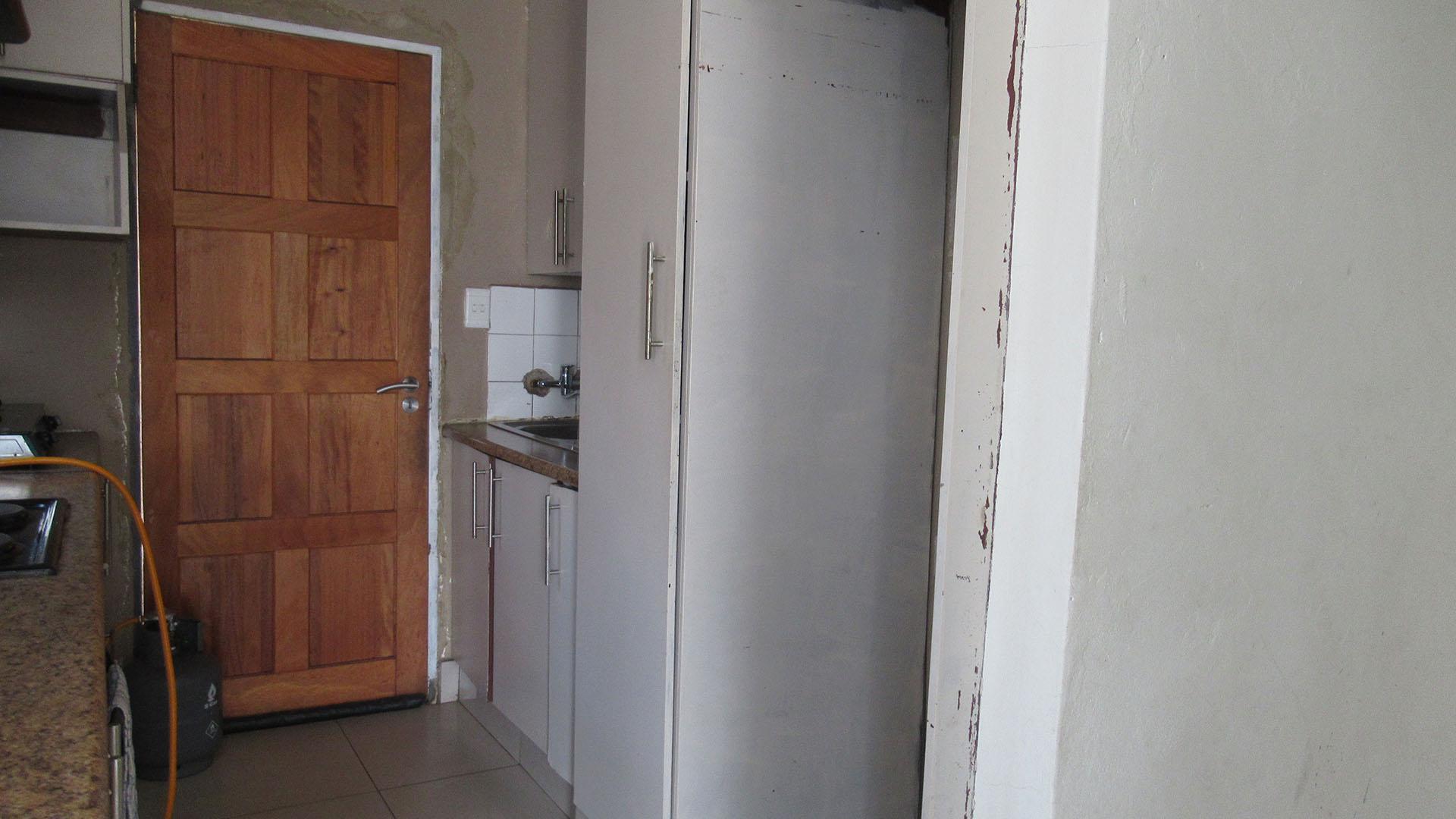 Kitchen - 7 square meters of property in Roodekop