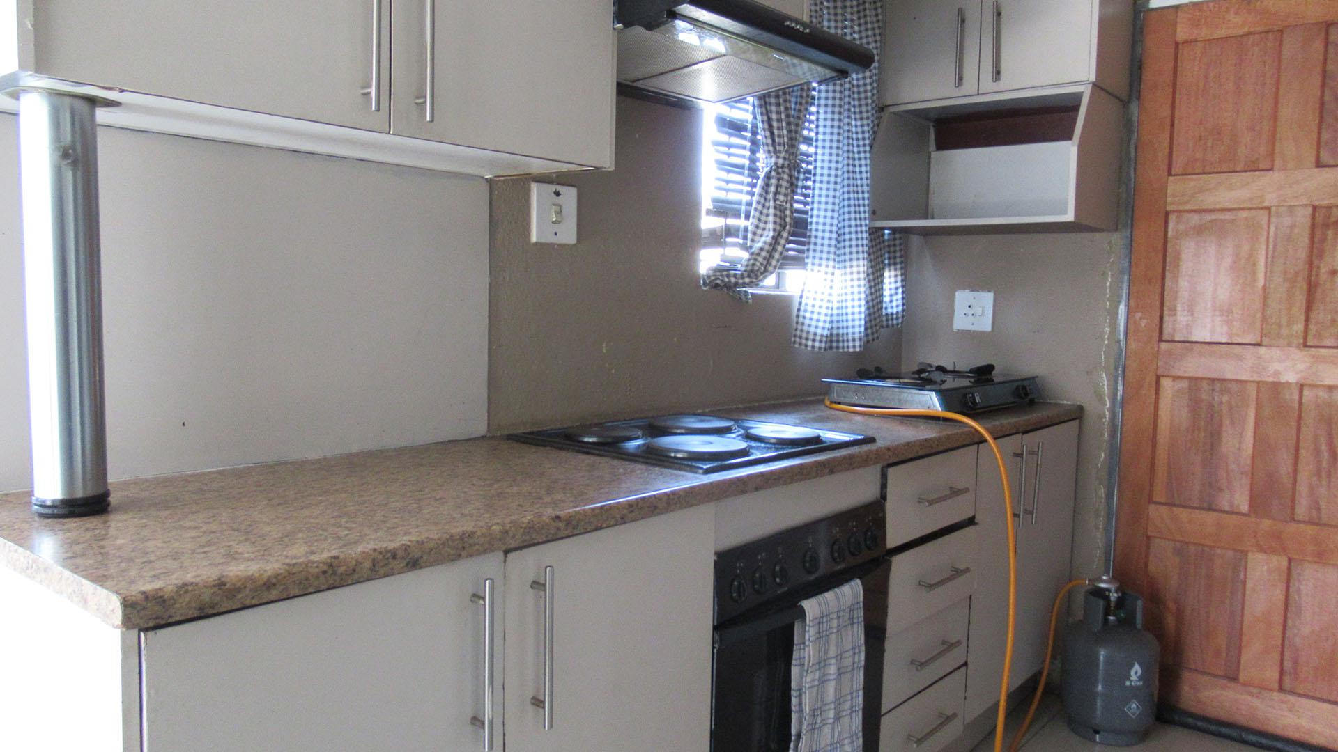 Kitchen - 7 square meters of property in Roodekop