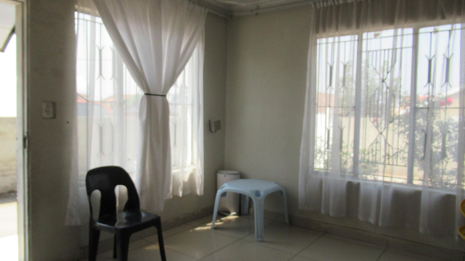 Lounges - 13 square meters of property in Roodekop