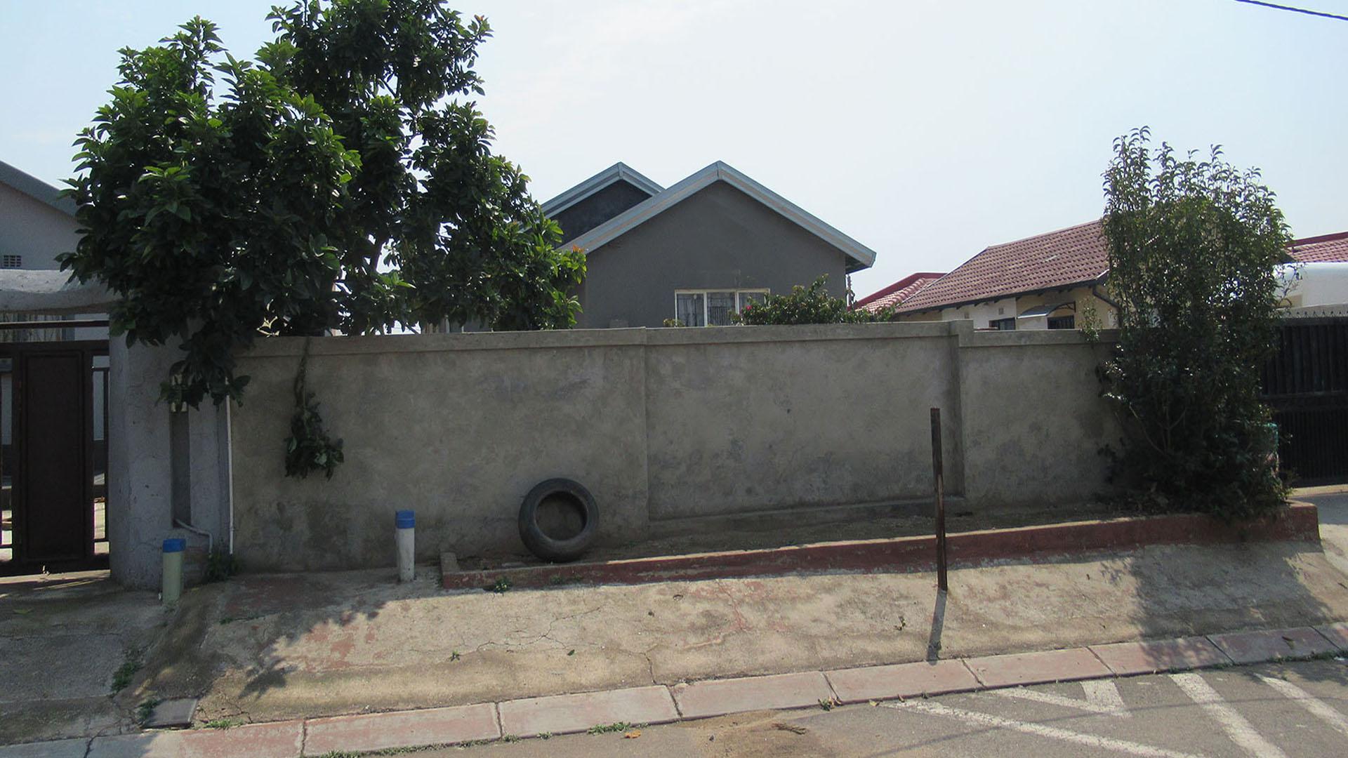 Front View of property in Roodekop