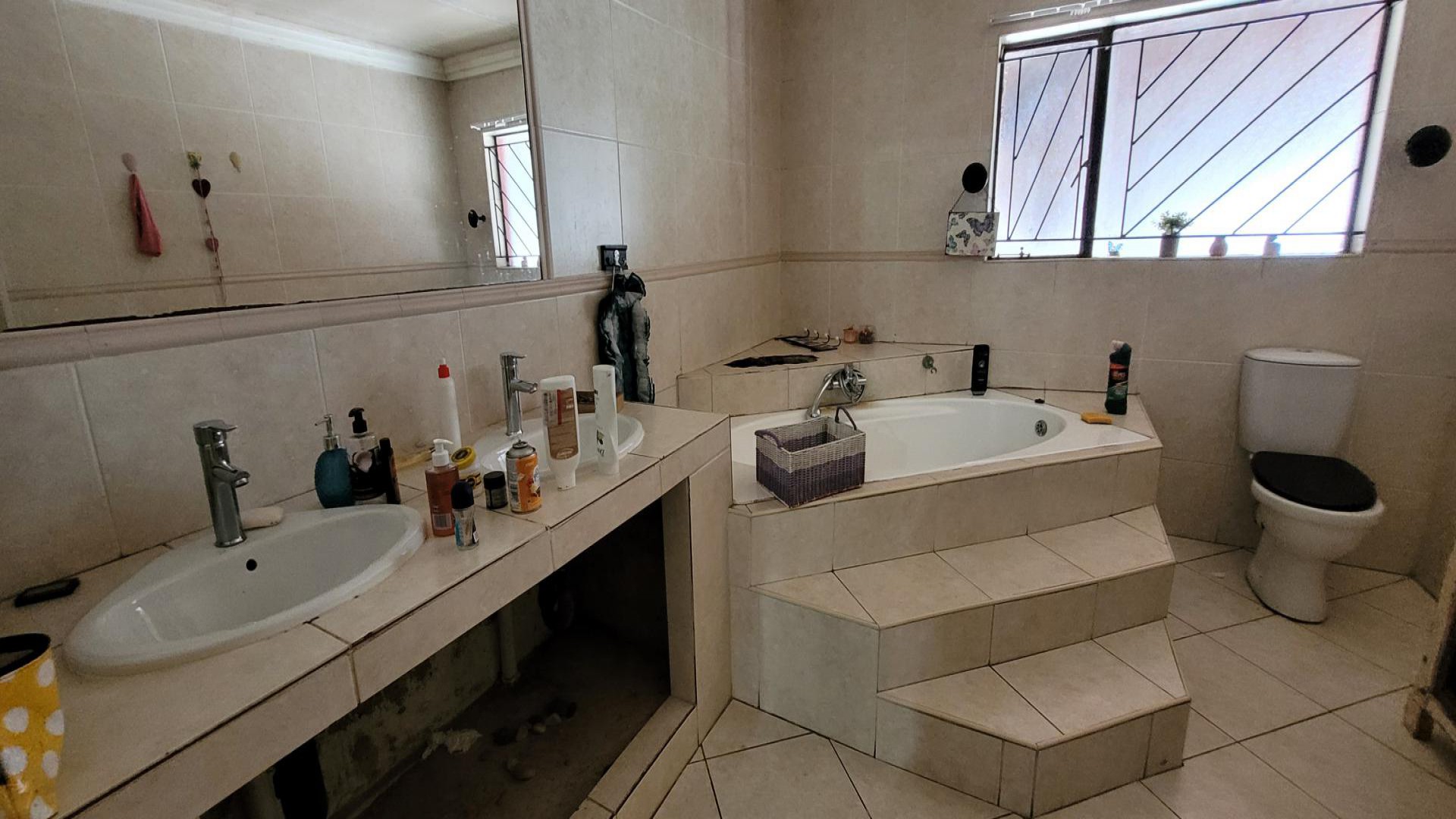 Bathroom 2 of property in Sunward park