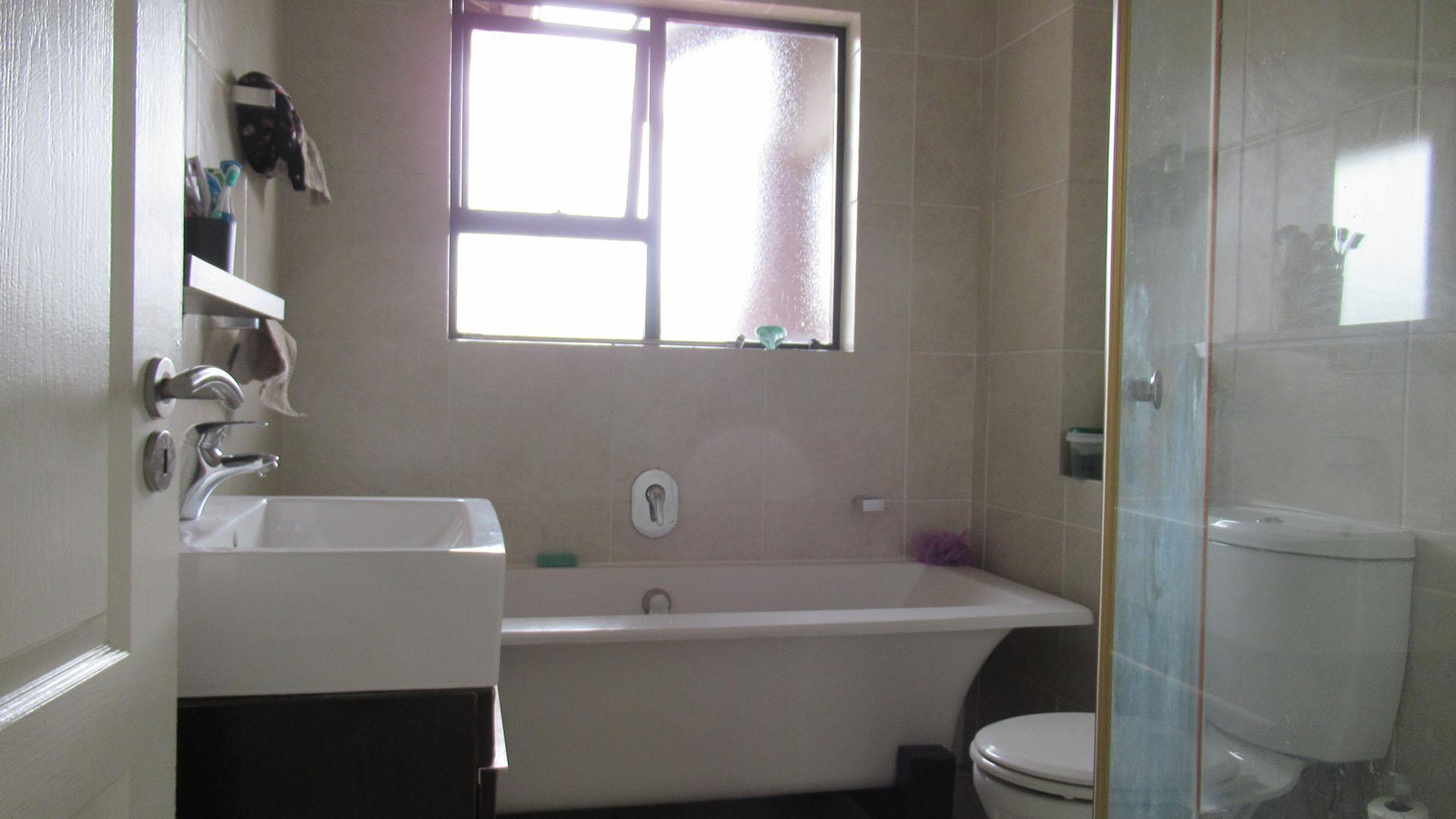 Bathroom 1 - 5 square meters of property in Noordhang