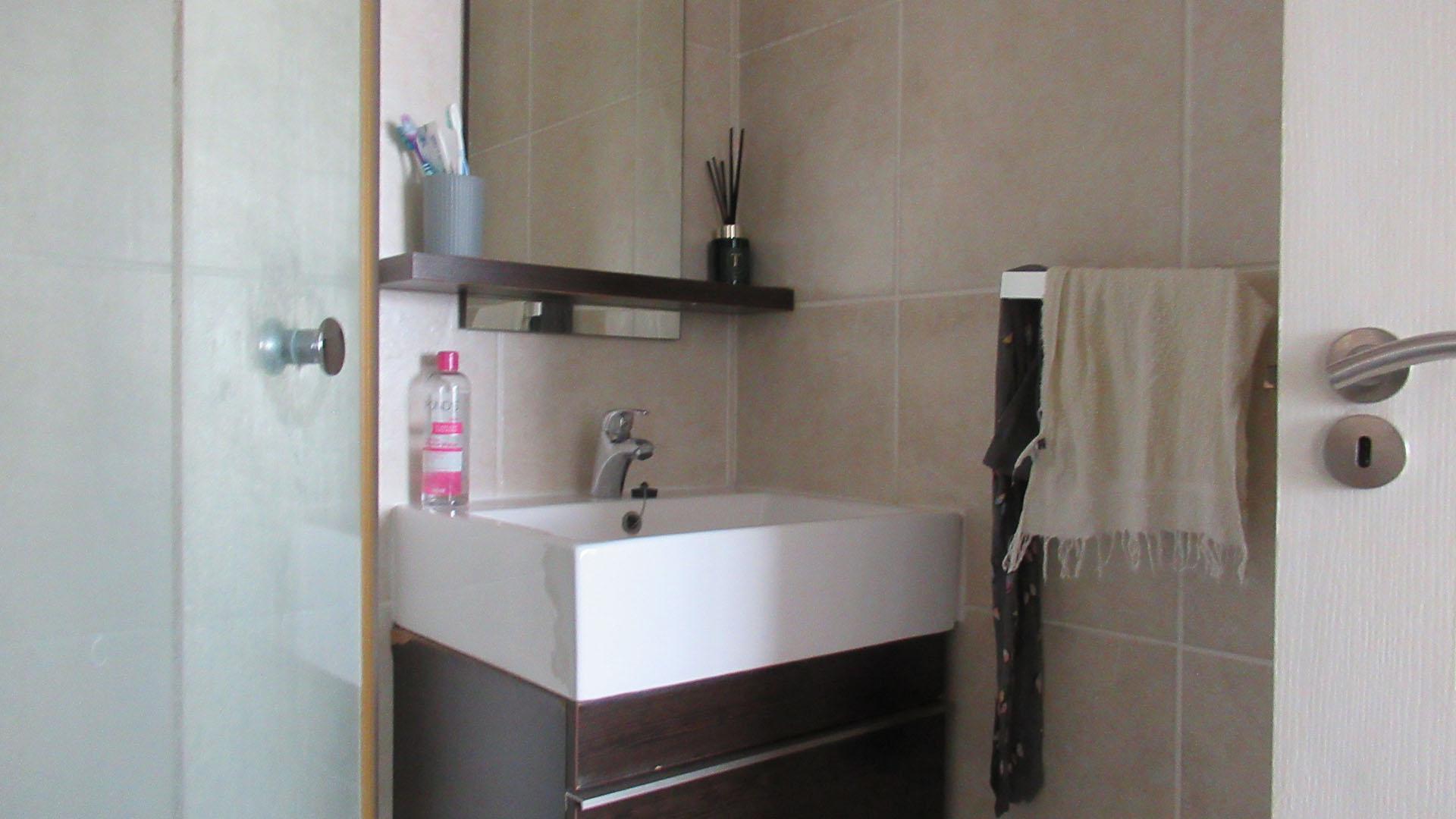 Main Bathroom - 3 square meters of property in Noordhang