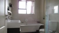 Bathroom 1 - 5 square meters of property in Noordhang