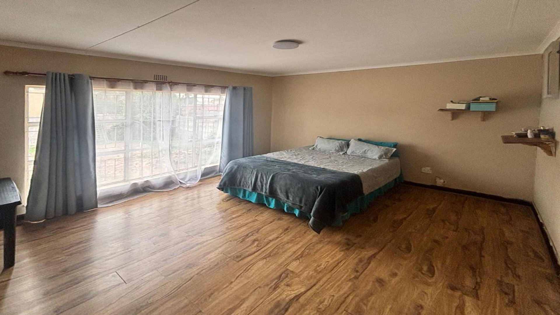 Main Bedroom - 33 square meters of property in The Hill
