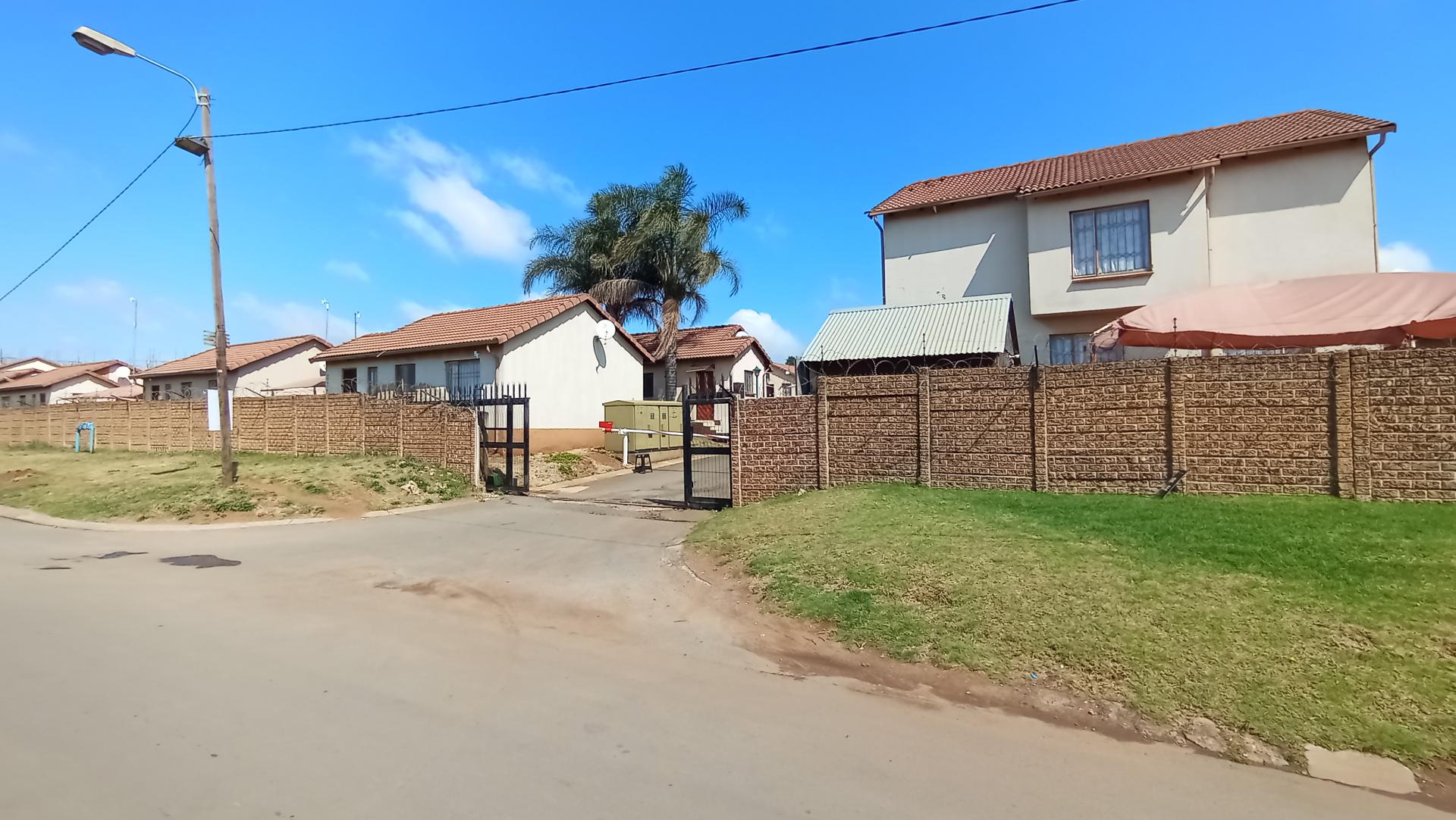Front View of property in Clayville