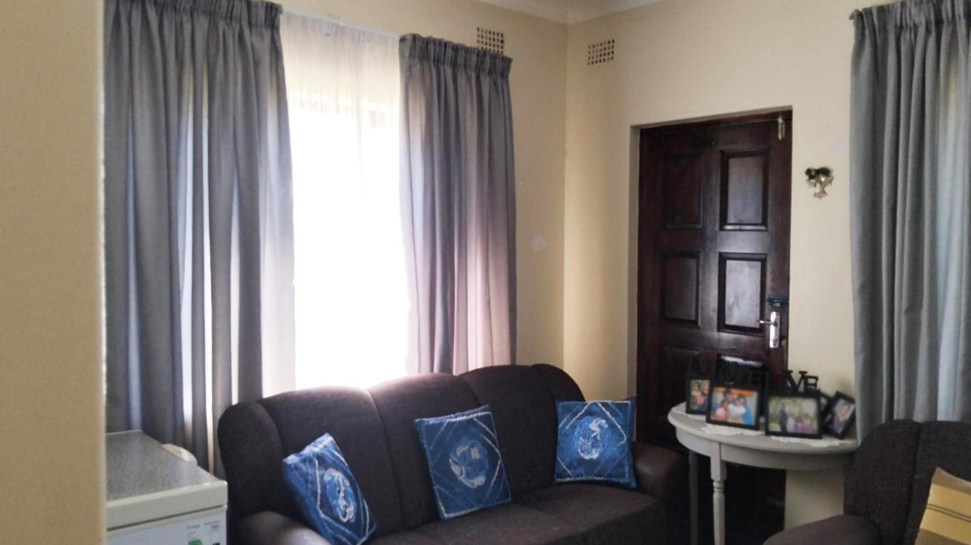 Lounges of property in Highridge