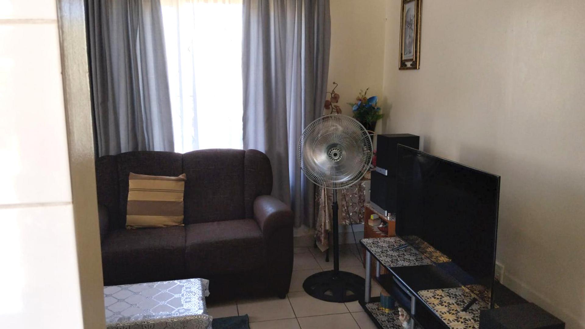 Lounges of property in Highridge