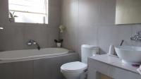 Bathroom 1 - 6 square meters of property in Fourways Gardens