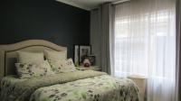 Bed Room 1 - 27 square meters of property in Fourways Gardens