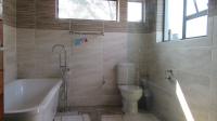 Main Bathroom - 5 square meters of property in Brentwood Park AH