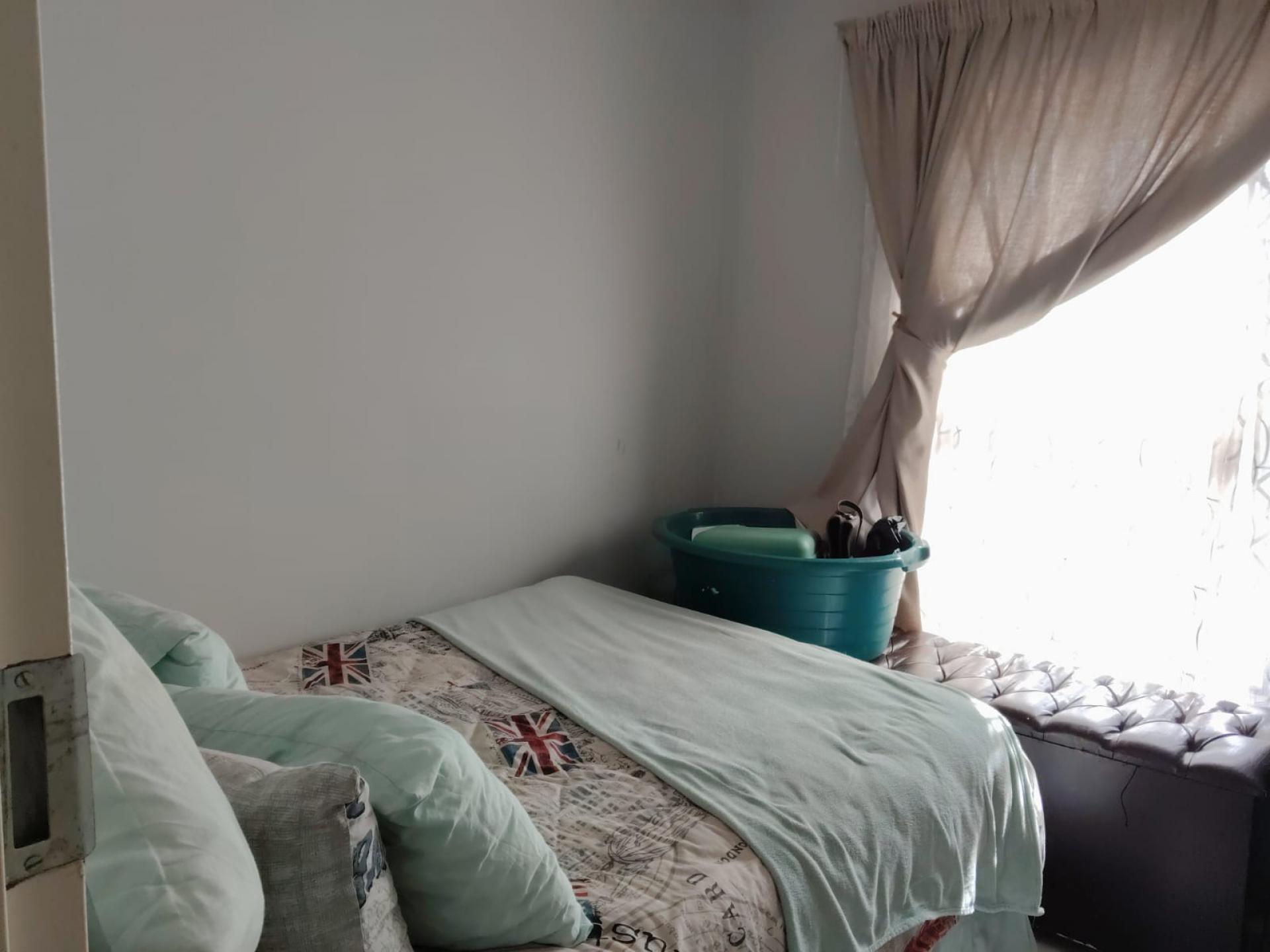 Bed Room 1 of property in Lufhereng