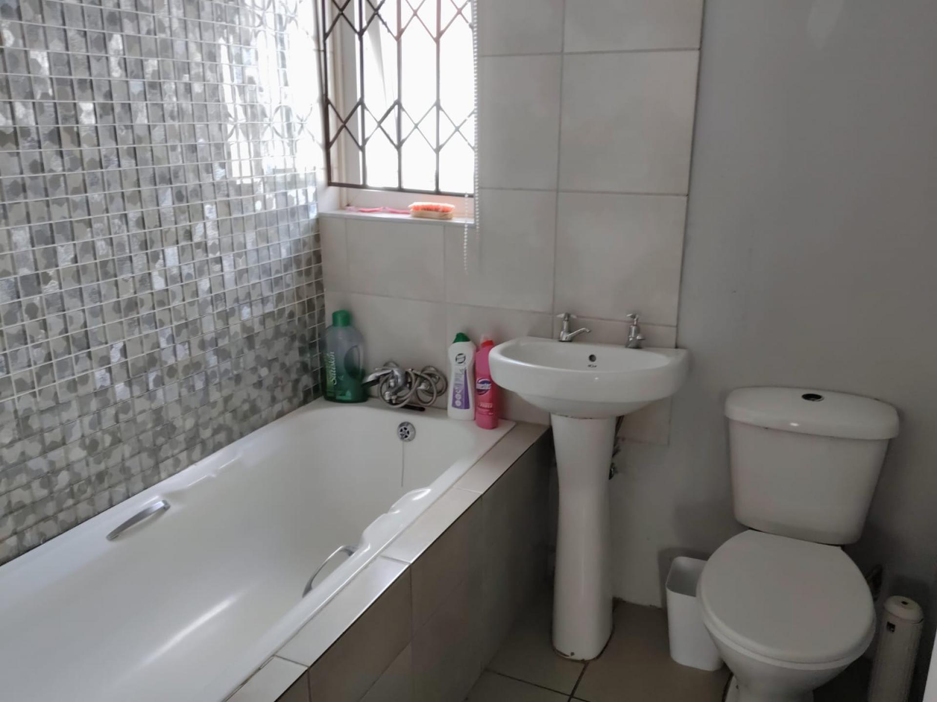 Bathroom 1 of property in Lufhereng