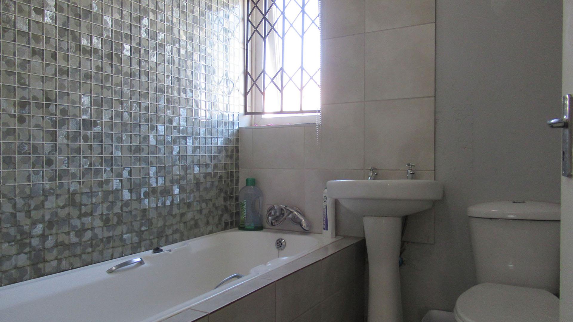 Bathroom 1 - 4 square meters of property in Lufhereng