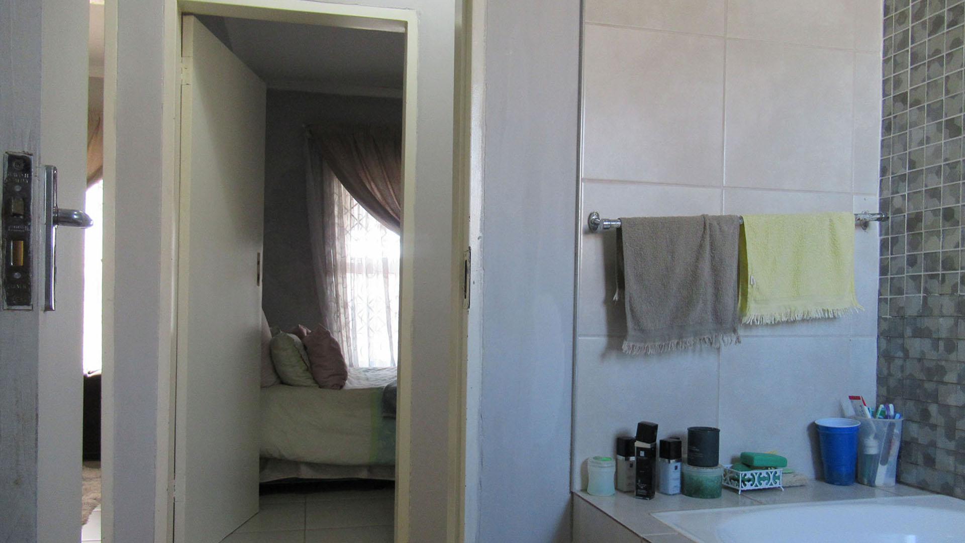 Bathroom 1 - 4 square meters of property in Lufhereng