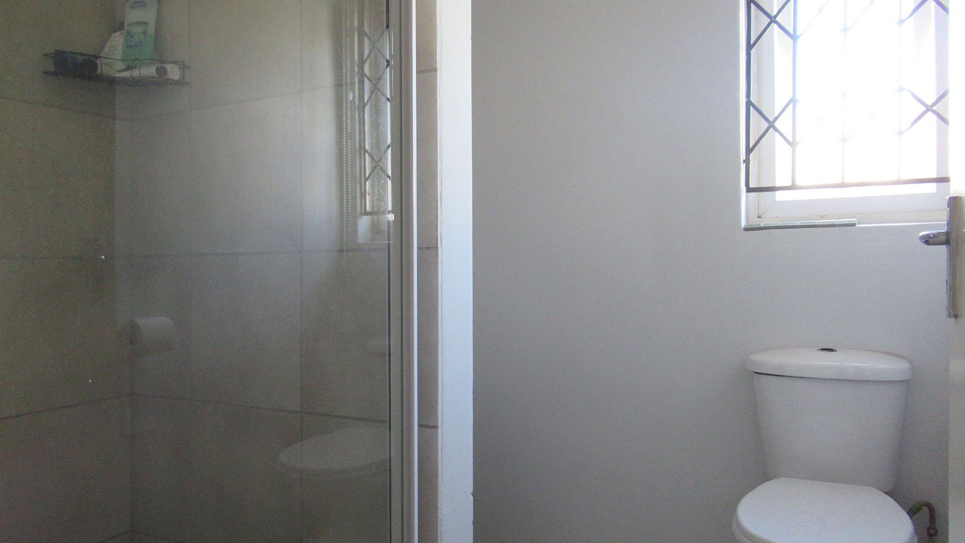 Main Bathroom - 5 square meters of property in Lufhereng