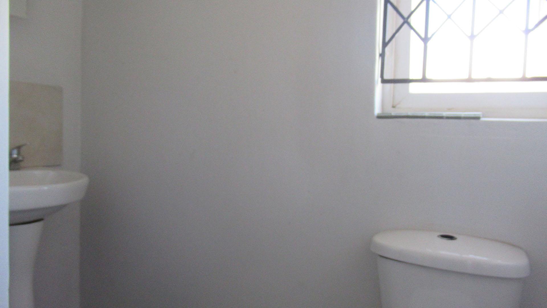 Main Bathroom - 5 square meters of property in Lufhereng