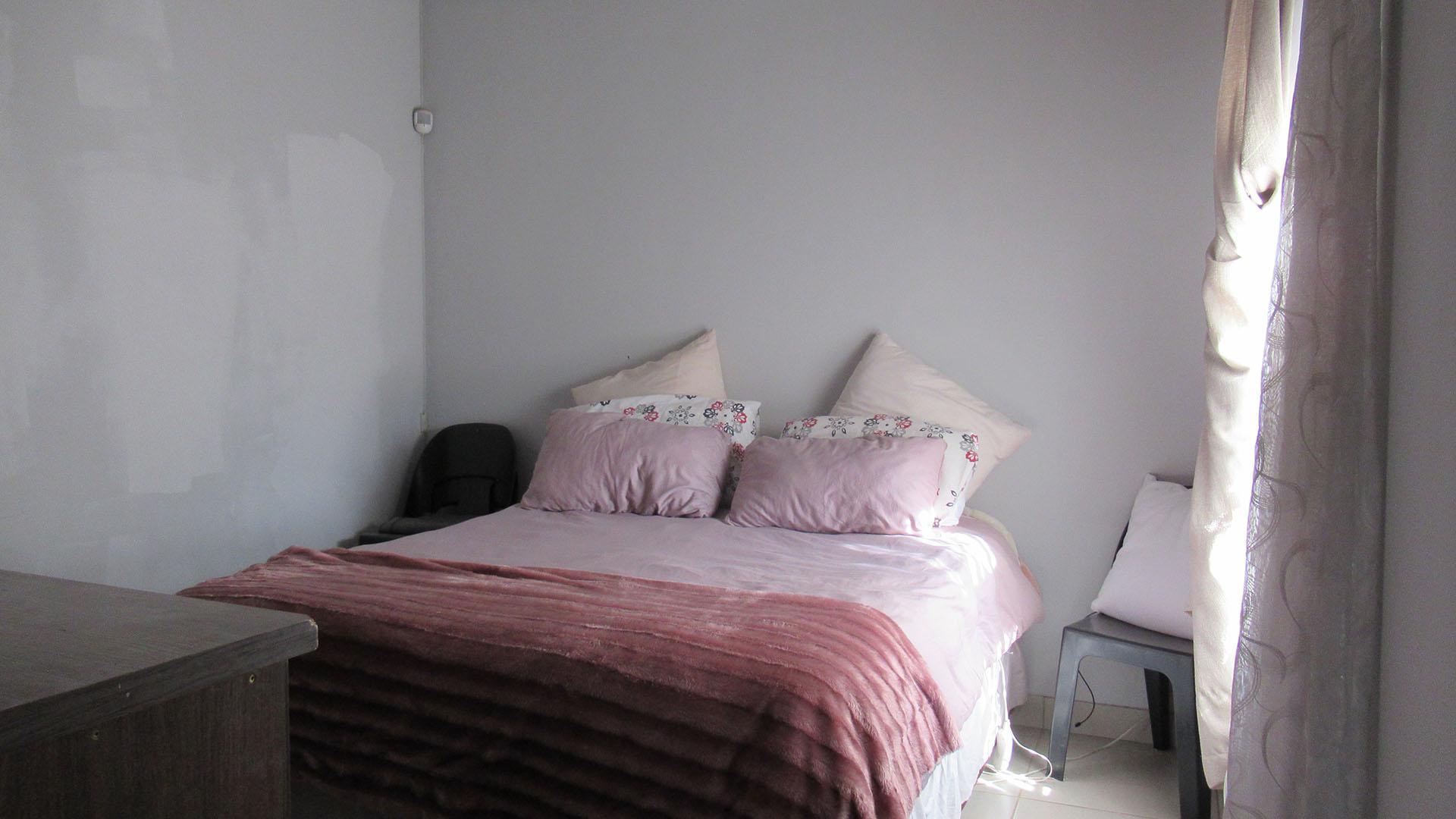 Main Bedroom - 12 square meters of property in Lufhereng