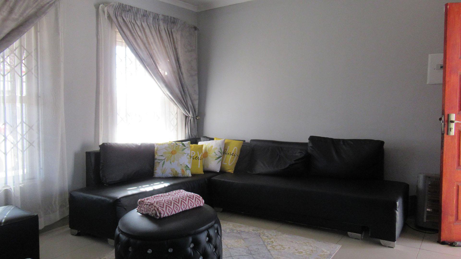 Lounges - 18 square meters of property in Lufhereng