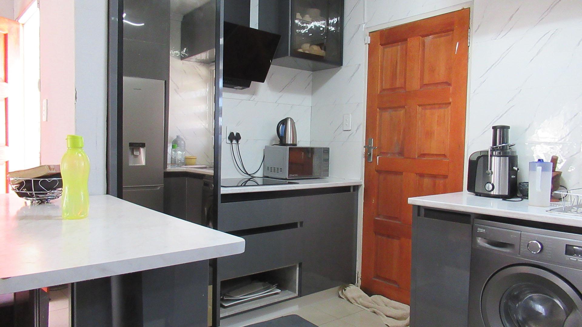 Kitchen - 8 square meters of property in Lufhereng