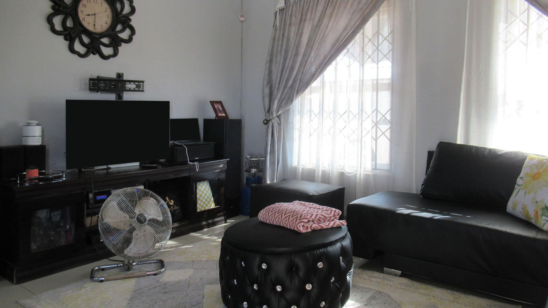Lounges - 18 square meters of property in Lufhereng