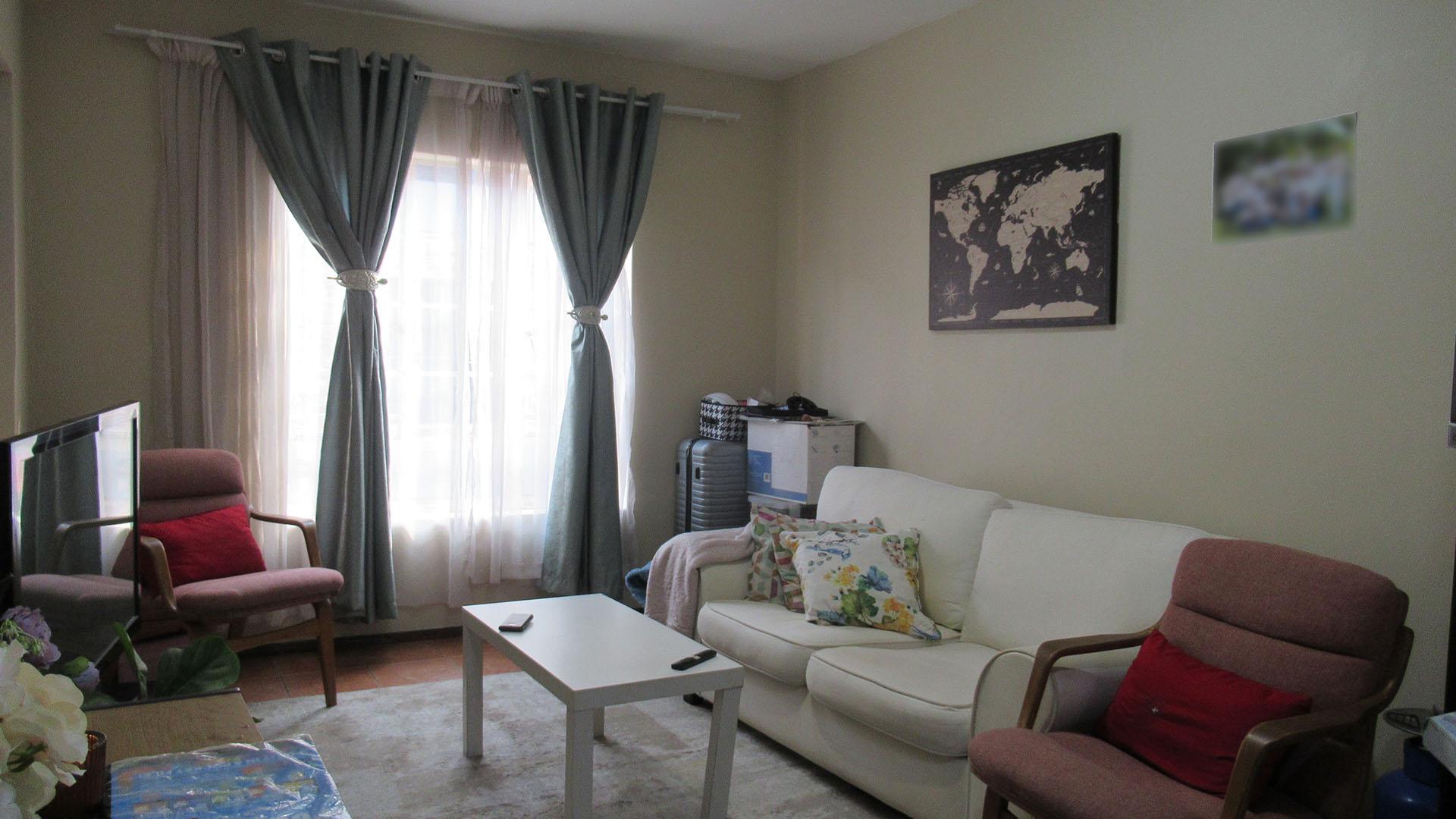 Lounges - 14 square meters of property in Ravenswood