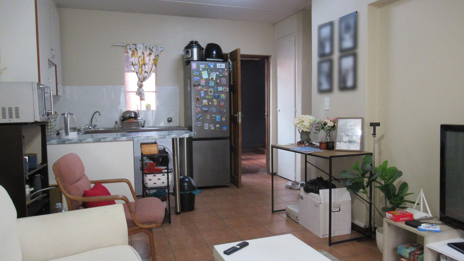 Lounges - 14 square meters of property in Ravenswood