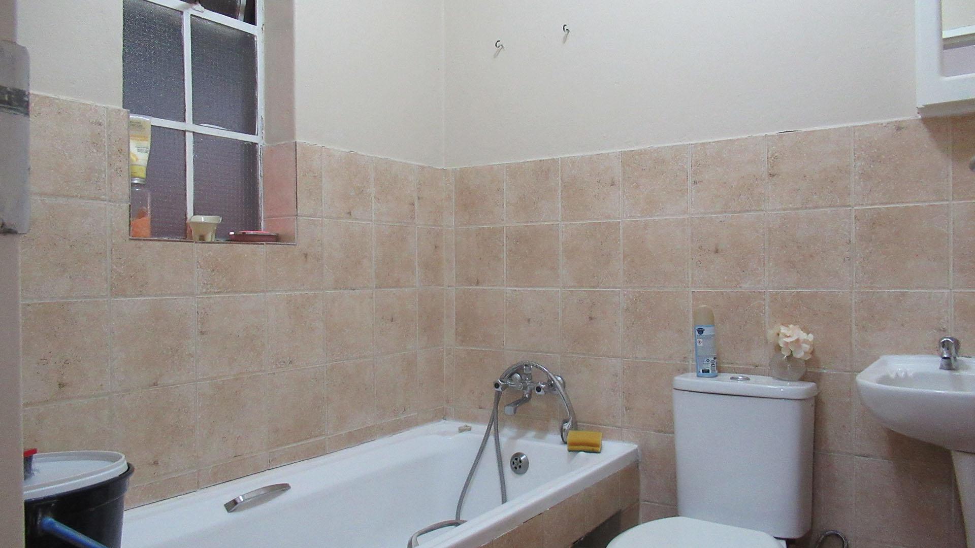 Bathroom 1 - 4 square meters of property in Ravenswood