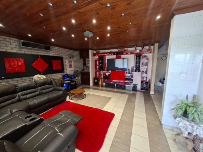 4 Bedroom House for Sale For Sale in Athlone Park - MR721454
