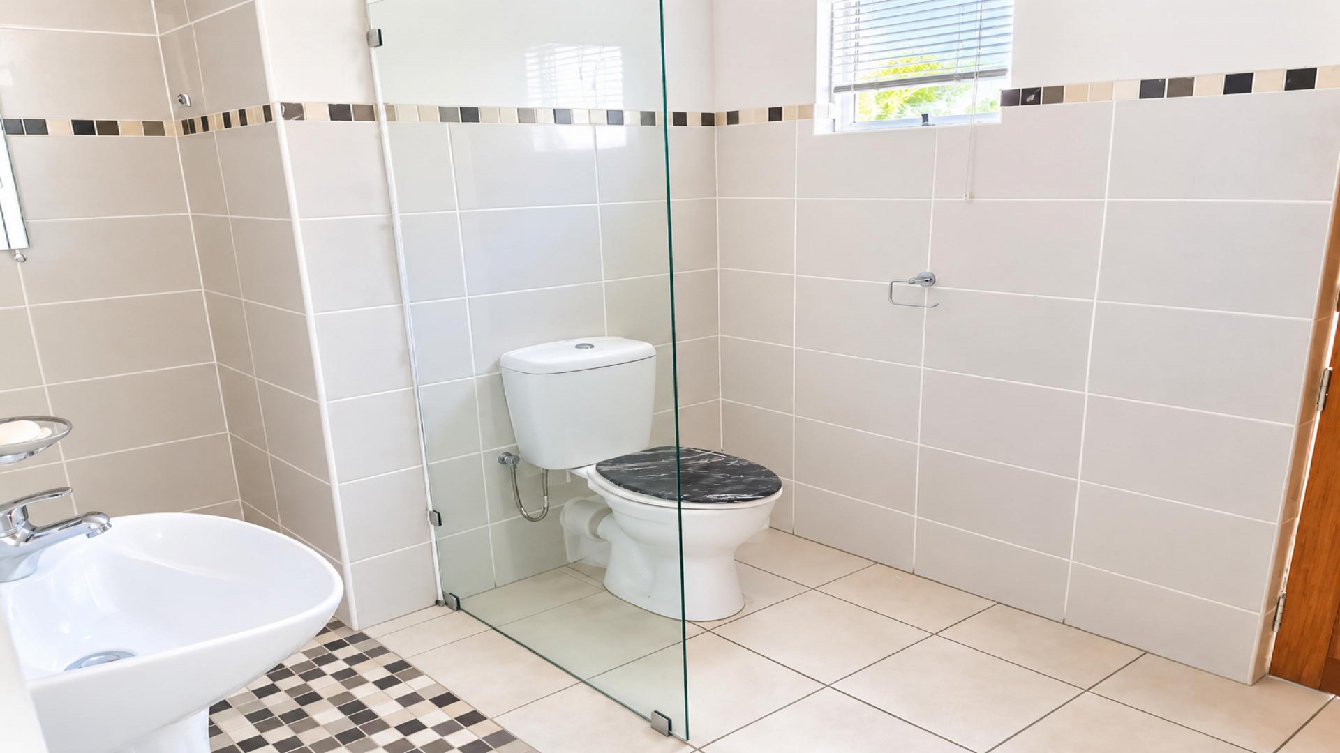 Bathroom 3+ of property in Elspark