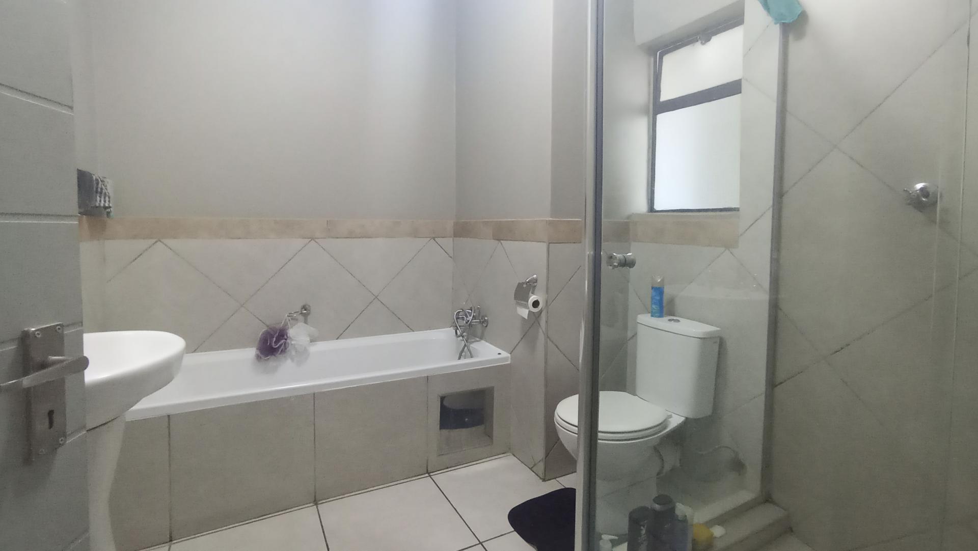 Bathroom 1 - 6 square meters of property in Midrand