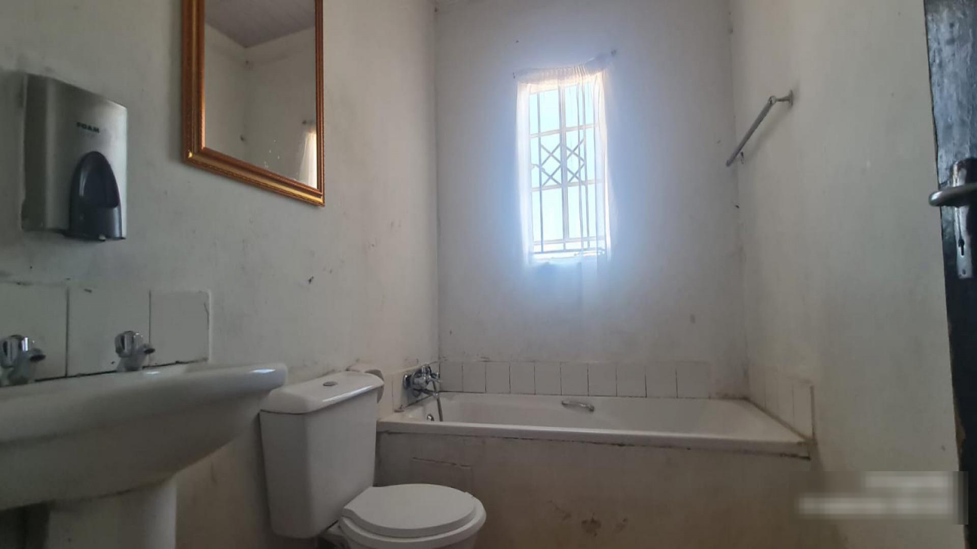 Bathroom 2 of property in Benoni