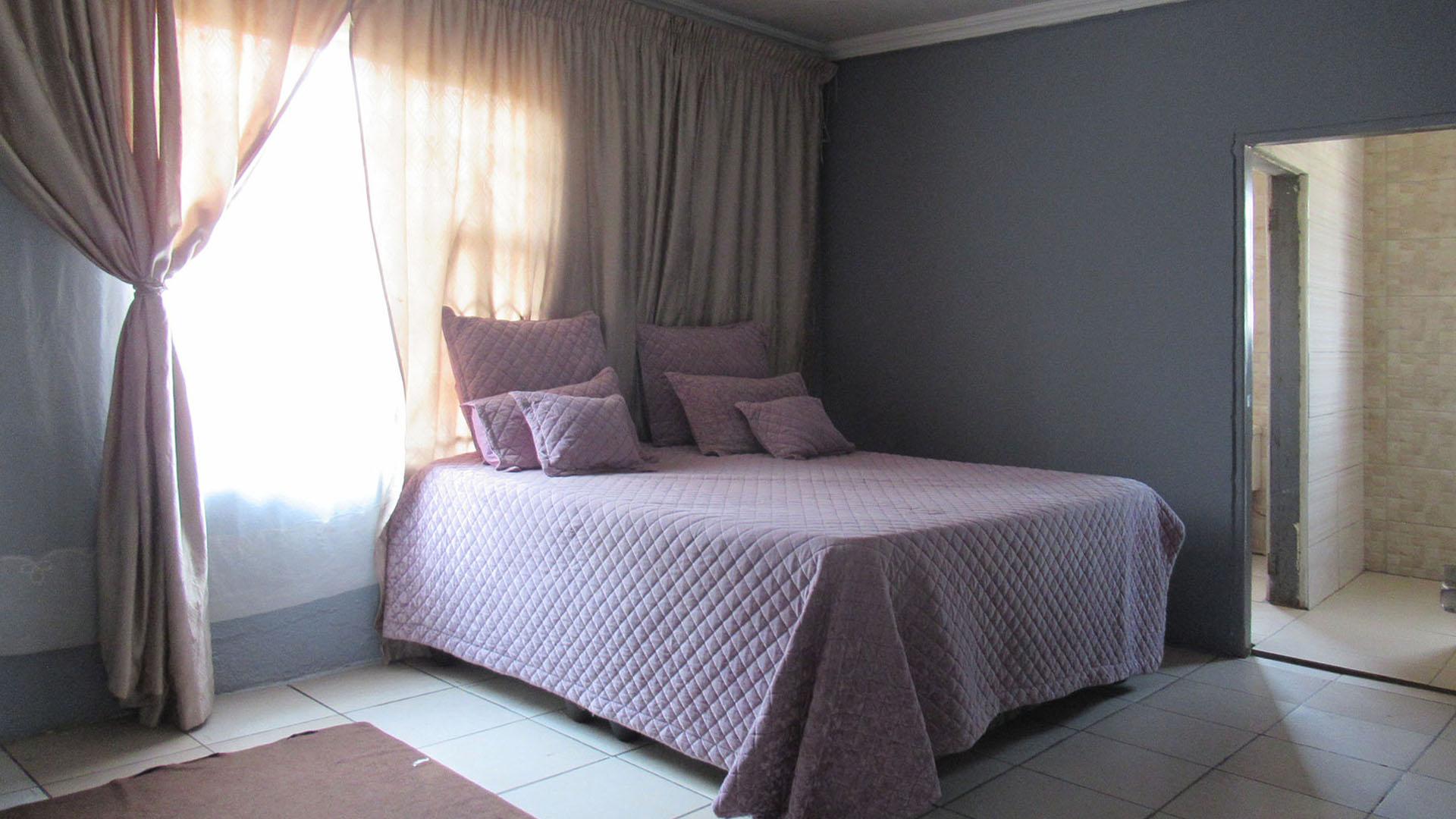 Main Bedroom - 22 square meters of property in Benoni