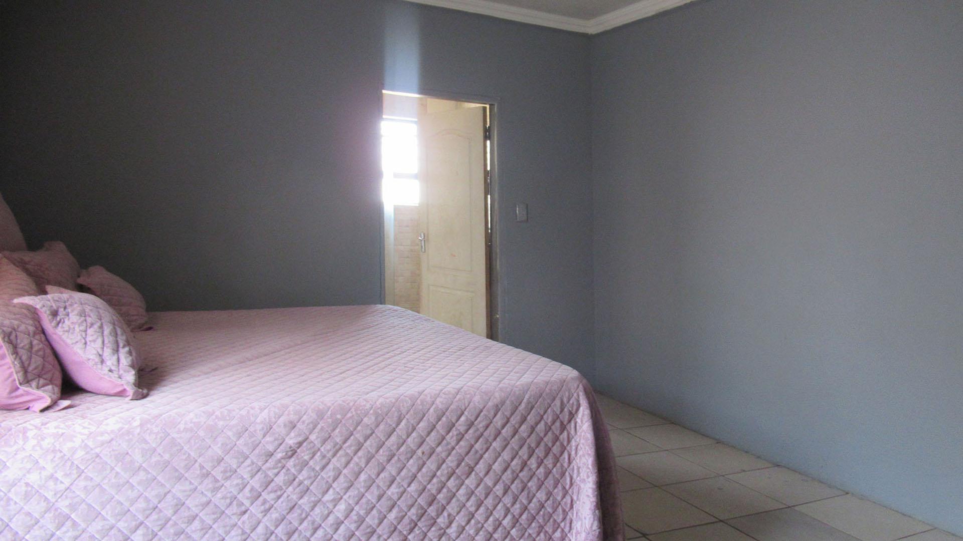 Main Bedroom - 22 square meters of property in Benoni