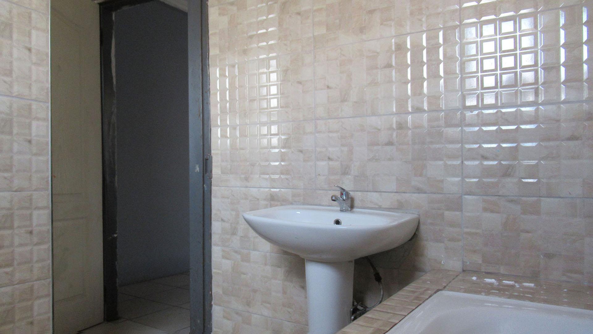 Main Bathroom - 10 square meters of property in Benoni