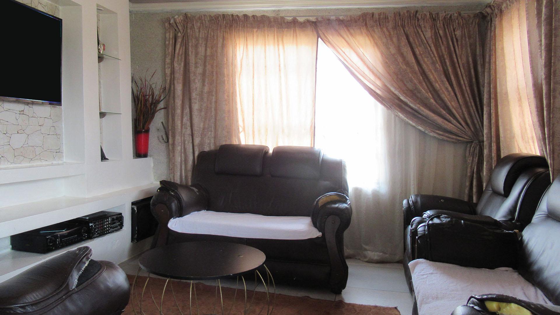Lounges - 16 square meters of property in Benoni