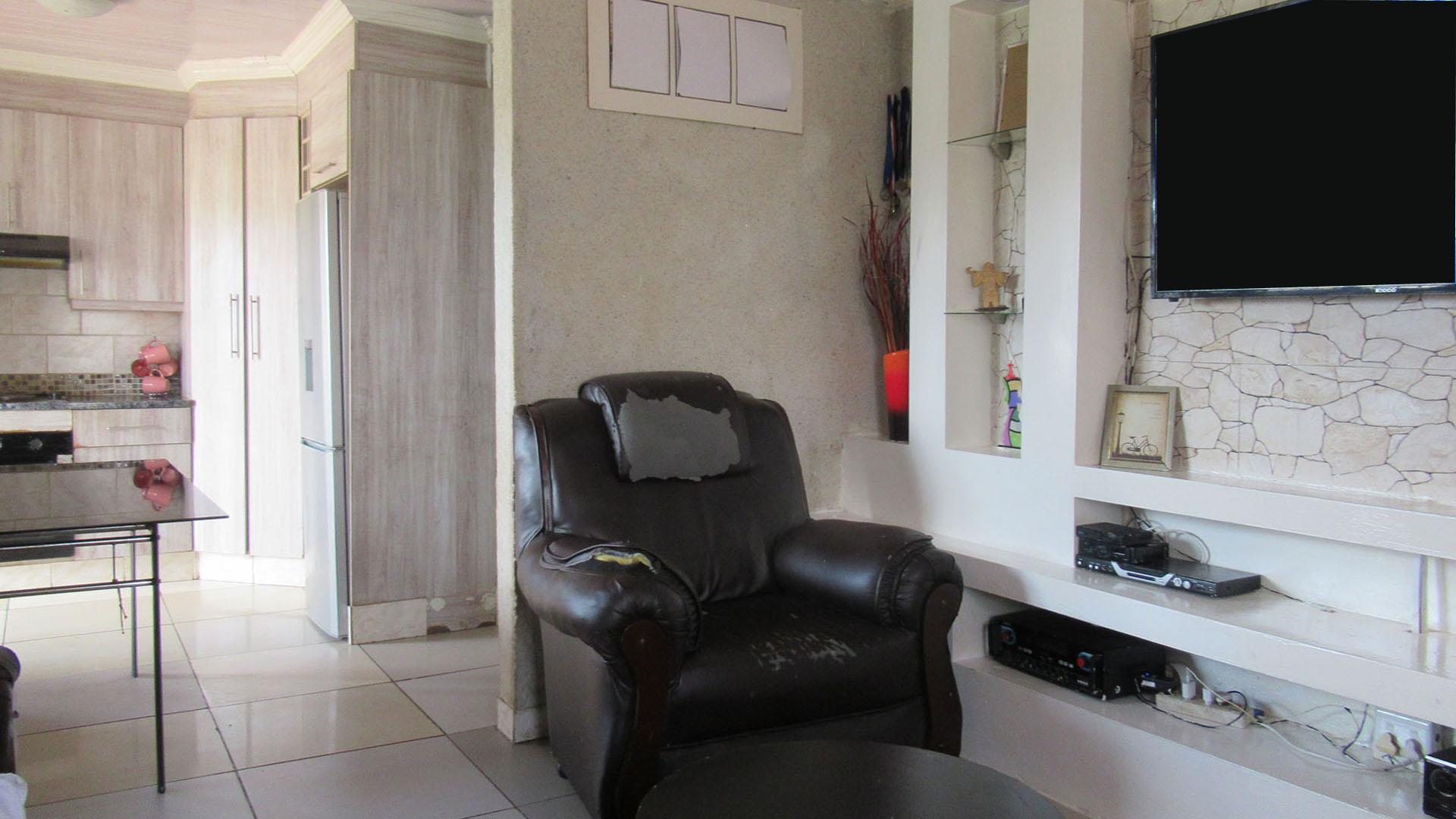 Lounges - 16 square meters of property in Benoni