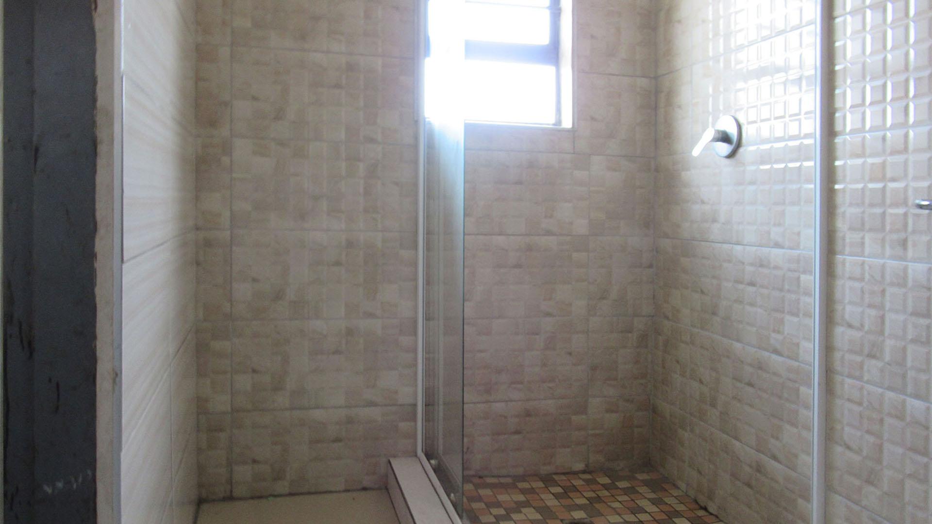 Main Bathroom - 10 square meters of property in Benoni