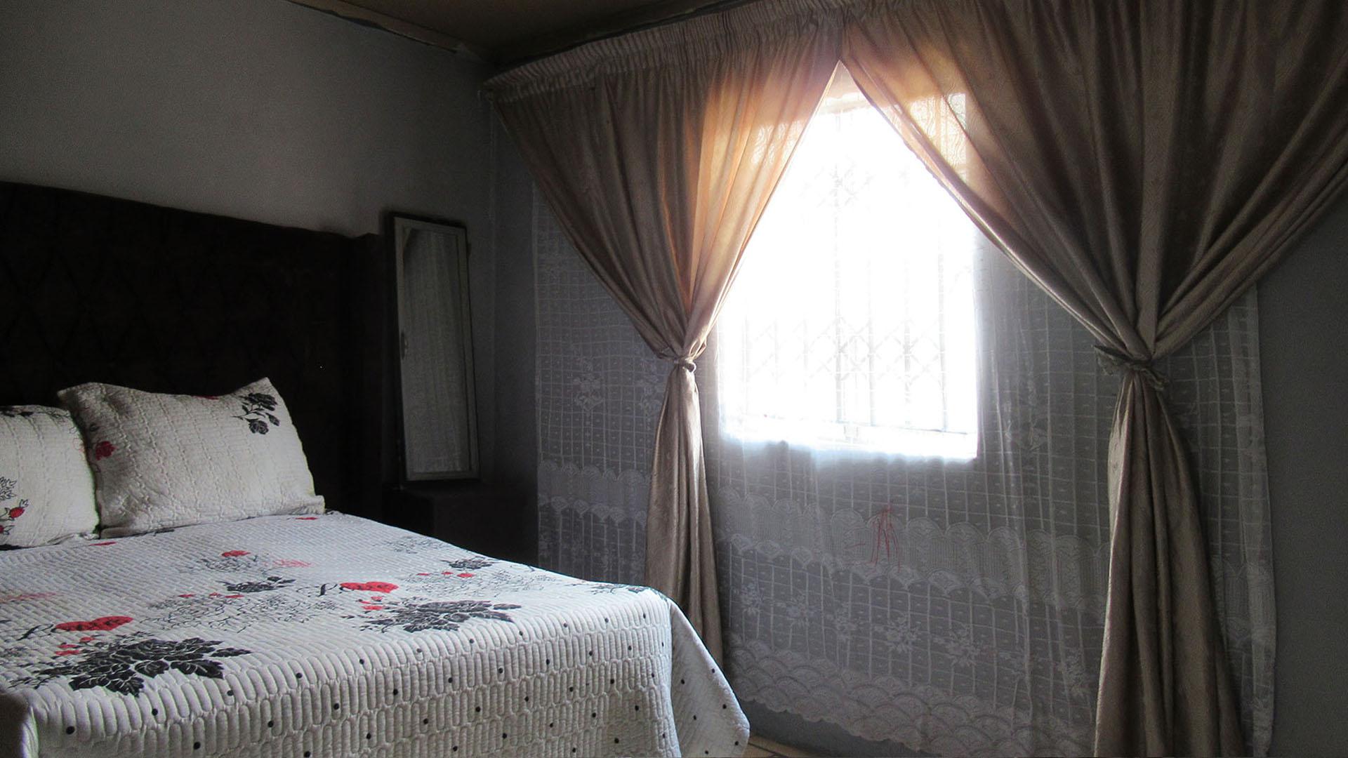 Bed Room 1 - 24 square meters of property in Benoni