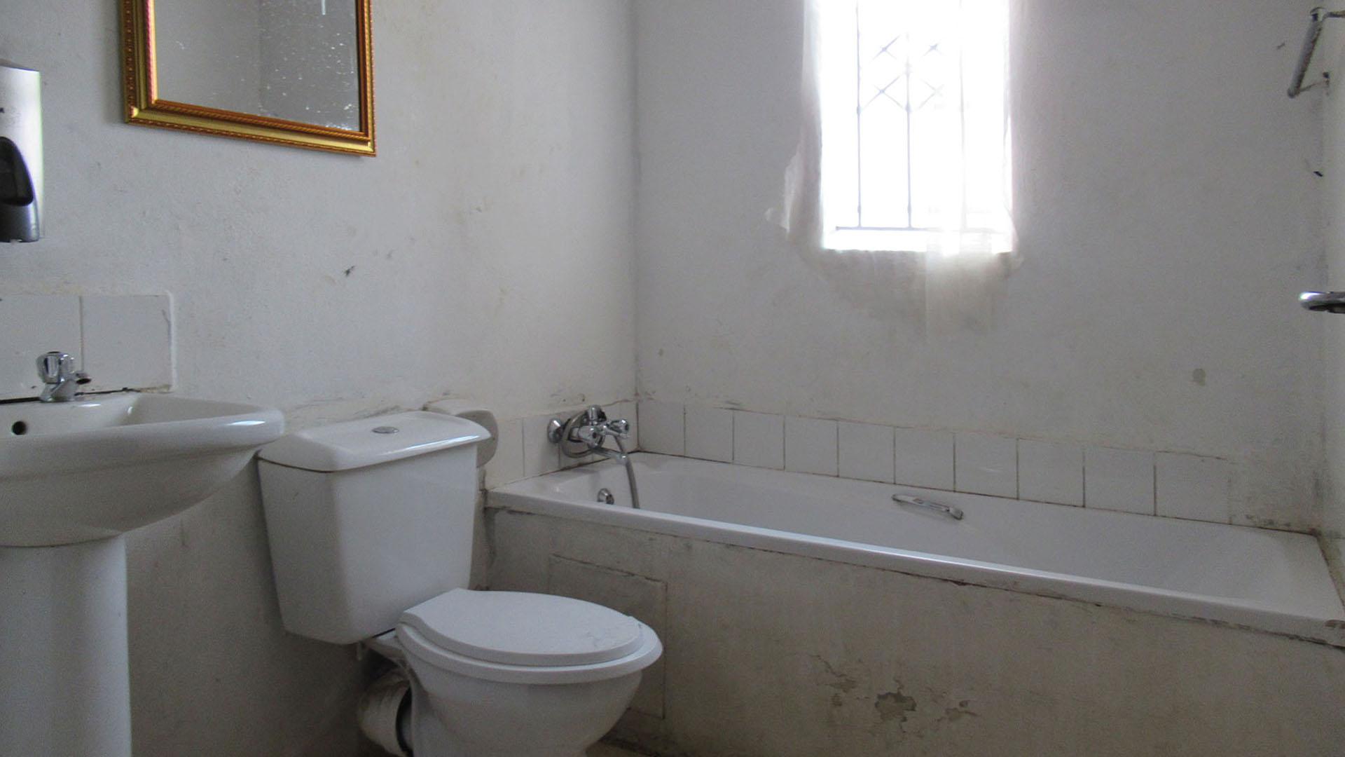Bathroom 1 - 4 square meters of property in Benoni