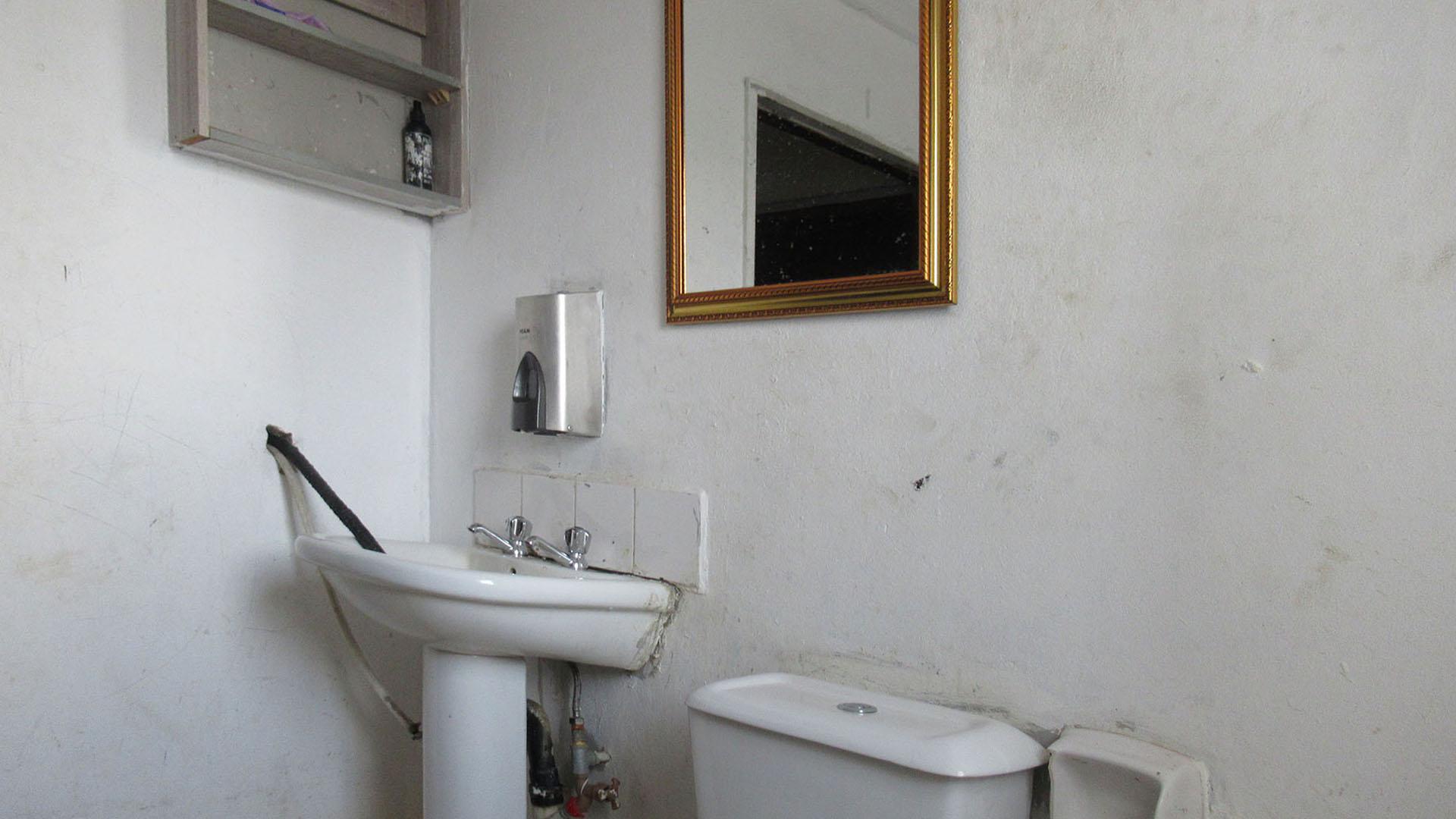 Bathroom 1 - 4 square meters of property in Benoni